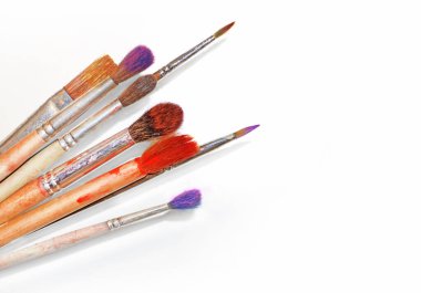 beyaz arkaplanda izole boya fırçaları                               