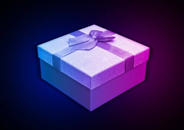 Siyah arka planda güzel bir hediye kutusu, üst manzara.                               