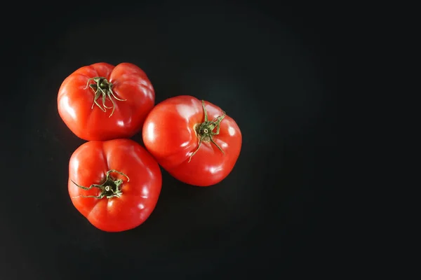 Foto Tomates Fundo Preto Com Destaques — Fotografia de Stock