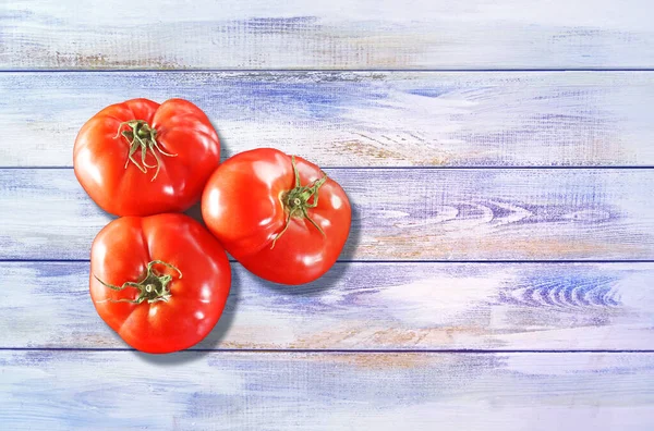 Foto Tomates Sobre Fundo Madeira Clara Com Destaques — Fotografia de Stock