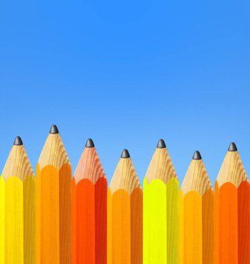 Mavi arka planda izole edilmiş renkli kalemler. Kapatın..                               