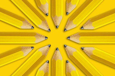 Arka planda sarı kalemler, yakın plan. Kalem seti. Üst manzara, düz uzanma.                                                              