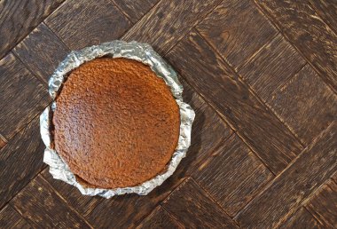 Tahta masada ev yapımı turta. Yüksek görünüm                               