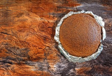 Tahta masada ev yapımı turta. Yüksek görünüm                               