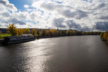 gemi ve bulutlu gökyüzü ile büyük nehir