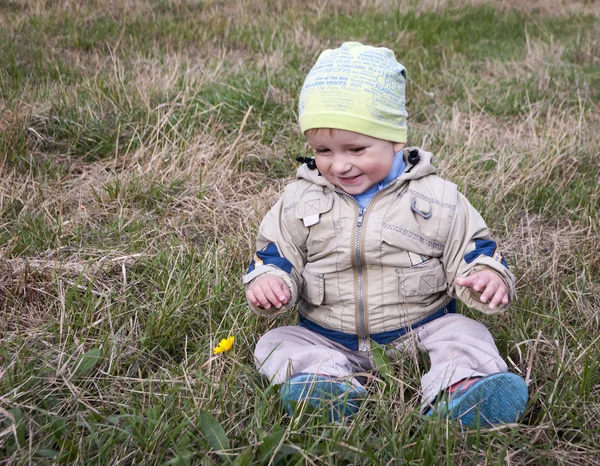 Bambino seduto nel parco sull'erba — Foto Stock