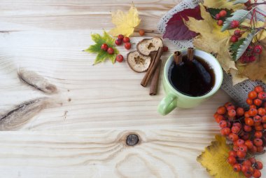 çay Kupası ve ahşap bir masa üzerinde sonbahar yaprakları