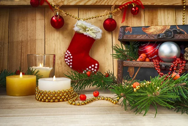 Mumlar ve bir kutu Noel oyuncaklar Noel kompozisyonu