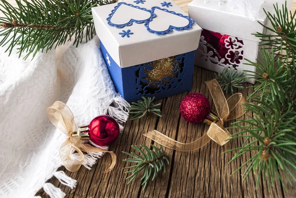 Schachteln mit Weihnachtsgeschenken auf einem Holztisch — Stockfoto