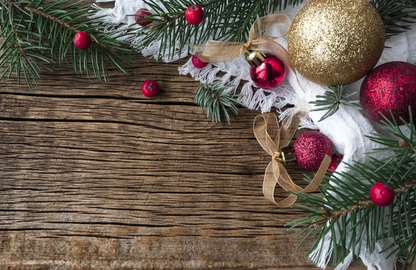 Noel topları ve ahşap zemin çam dalları