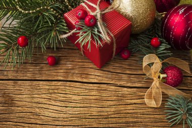 hediye ve ahşap arka plan Christmas süsler kutusu