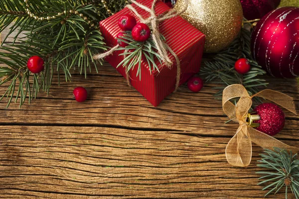 hediye ve ahşap arka plan Christmas süsler kutusu