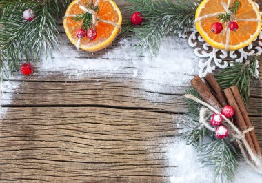 Ahşap zemin üzerine mandalina ile Noel kompozisyon