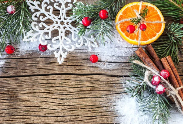 Mandarin ve kar tanesi Noel kompozisyonu