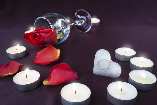 Romantico San Valentino decorazione del giorno. Composizione con fiori e cuore — Foto Stock