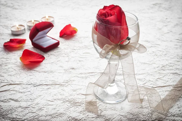 Foto artística de una hermosa rosa en una copa de vino . —  Fotos de Stock