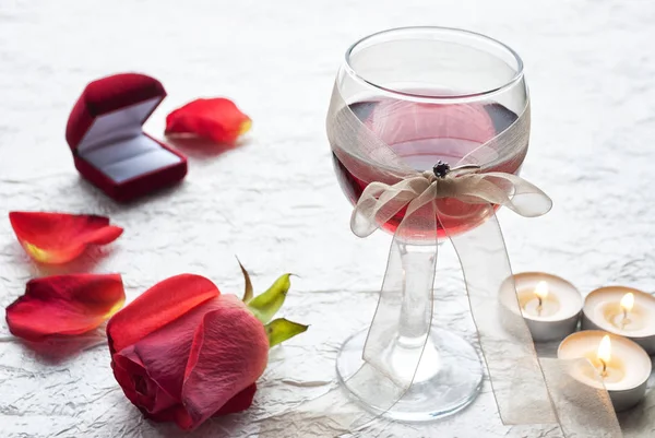 La copa del vino y el anillo, el día de San Valentín —  Fotos de Stock