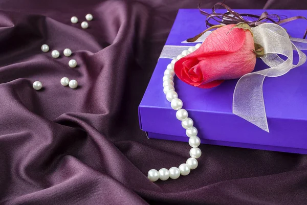 Caja de regalo de chocolate con rosa roja. Día de San Valentín —  Fotos de Stock