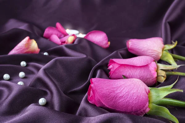 saten kumaş üzerine üç kırmızı gül buketi