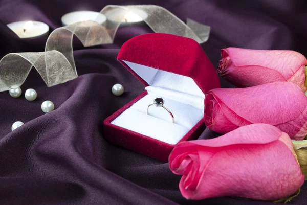 kutu ve saten kumaş üzerine üç gül ring