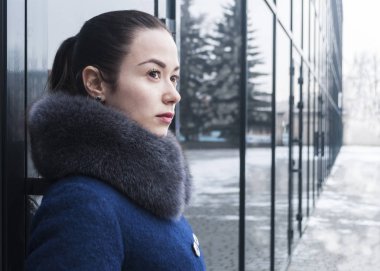 Güzel genç kız bir vitrin yanında ayakta