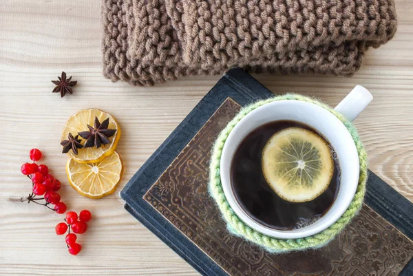 Fincan çay limon ve sıcak kış eşarp kahverengi ahşap masa üzerinde