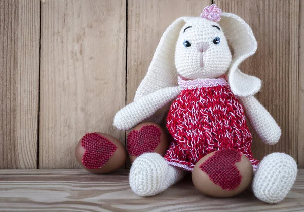 Tahta bir arka planda paskalya yumurtası ve tavşan.