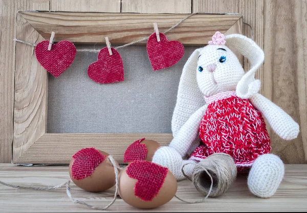 Paskalya dekorasyon, yumurta ve tavşan ahşap arka plan üzerinde