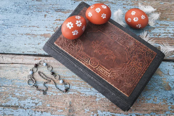 Tahta masadaki eski kitap.