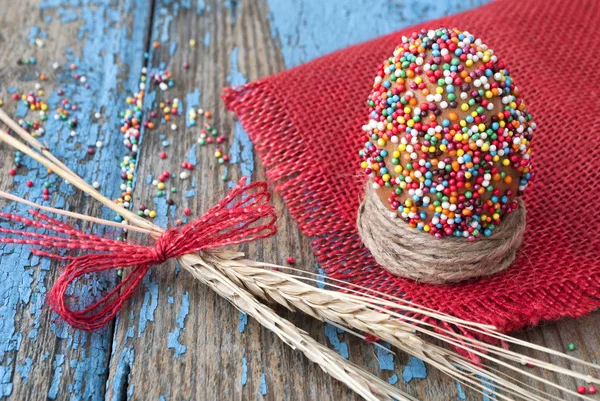 Paskalya yumurtası dekorasyon ahşap arka plan üzerinde