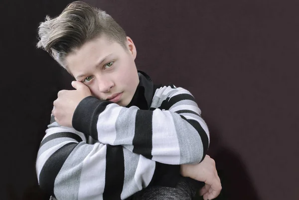 Πορτραίτο λυπημένο έφηβου αγοριού σε σκούρο φόντο — Φωτογραφία Αρχείου