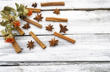 Tarçın, anason ve safran Beyaz ahşap yüzeye