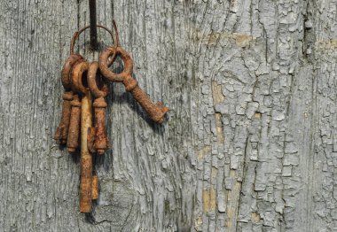 eski ahşap zemin üzerinde Vintage paslı anahtar