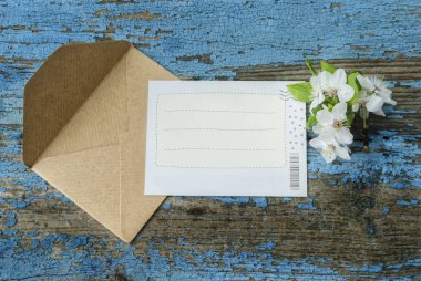 Zarf ve kartpostal eski bir ahşap yüzey üzerinde