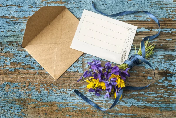 Envelope and postcard on an old wooden surface — Stock Photo, Image