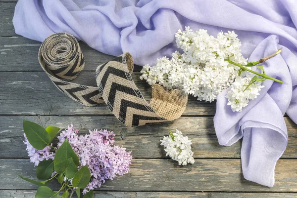 Eski bir ahşap yüzey üzerinde Eflatun çiçekler