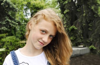 Yeşil Yaz arka plan üzerinde poz güzel gülümseyen kız