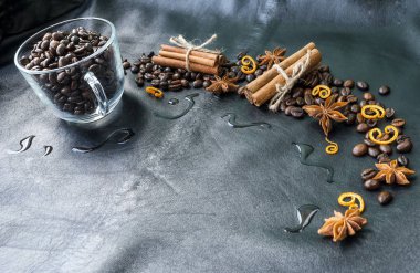 Kahve çekirdekli kahve fincanı.