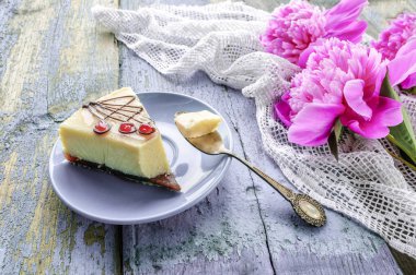 Ahşap masa yakın çekim üzerinde peynirli kek. Kahvaltı sağlıklı besindir.