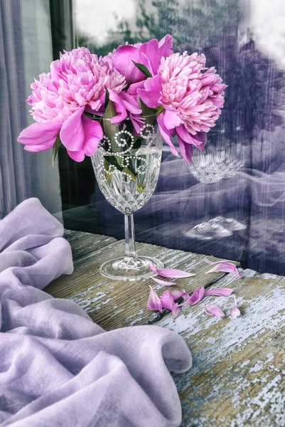 Vintage tarzı ahşap bir yüzey üzerinde pembe peonies buket.