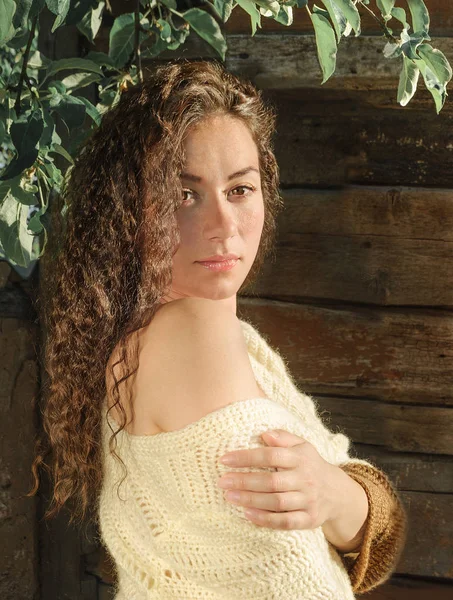 Bir bahar bahçe örme hırka giymiş güzel genç kadın