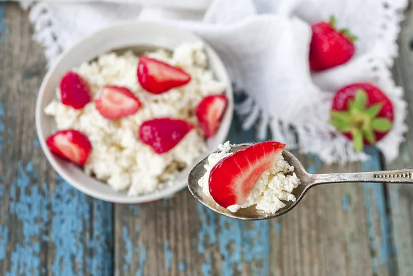 Kaşık süzme peynir ve çilek, yakın çekim, en iyi Manzaralı