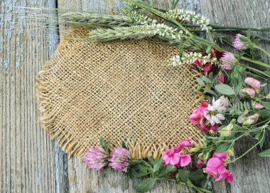 Ahşap masa arka plan üzerinde alan çiçek.