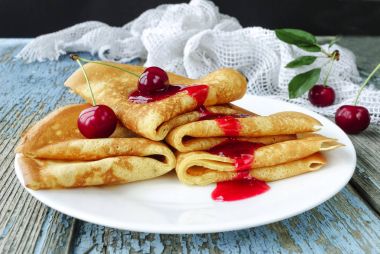 ahşap arka plan üzerinde vişne reçelli krep servis