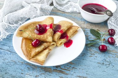 ahşap arka plan üzerinde vişne reçelli krep servis