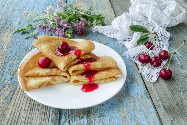 ahşap arka plan üzerinde vişne reçelli krep servis