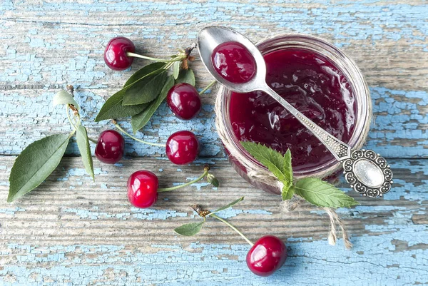 Kiraz ve Vişne Reçeli ahşap bir masa üzerinde olgun çilek