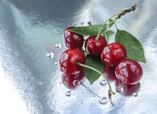 明るい背景に熟したチェリーの果実 — ストック写真