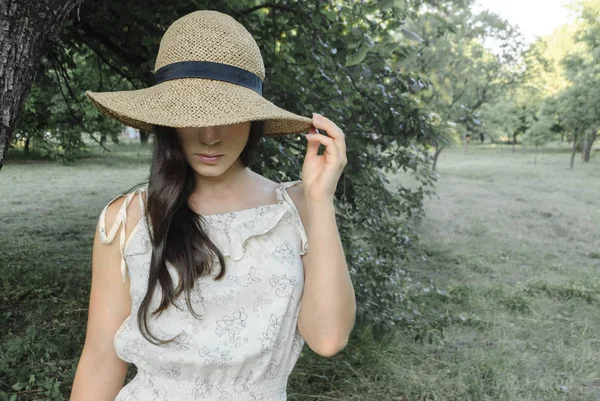Piękna dziewczyna w kapeluszu na tle parku lato — Zdjęcie stockowe