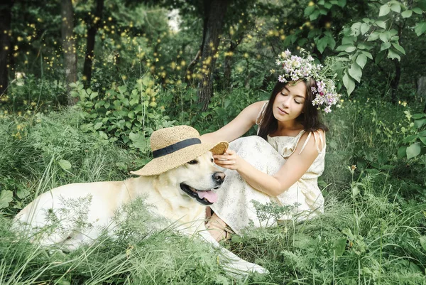 Giovane donna e cane labrador retriever bianco nel parco — Foto Stock